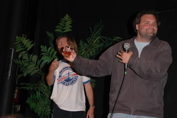 Männer Stand Comic Talk Brew — Stockfoto