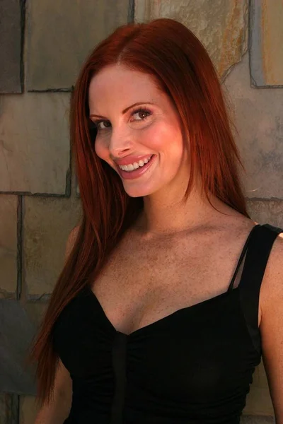 Улыбаясь Счастливая Рыжая Актриса Фиби Прайс Позирует Камеру Калифорния Санта — стоковое фото