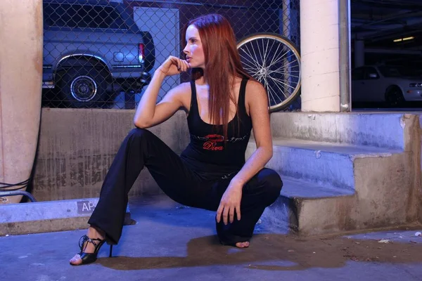 Phoebe Cena Pozowanie Kamery Piwnicy Samochód Koło Rowerowe Tle — Zdjęcie stockowe
