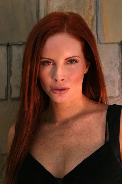 Red Hair Attrice Phoebe Price Posa Sulla Macchina Fotografica California — Foto Stock
