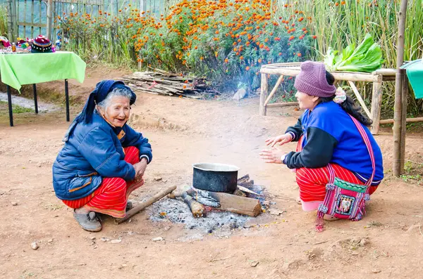 Mujeres Asiáticas Cocinando Fuego Aire Libre —  Fotos de Stock