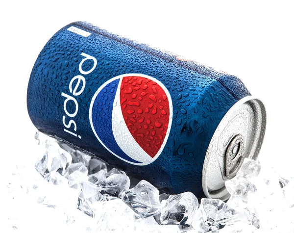 Lata Pepsi Cola Sobre Lecho Hielo —  Fotos de Stock