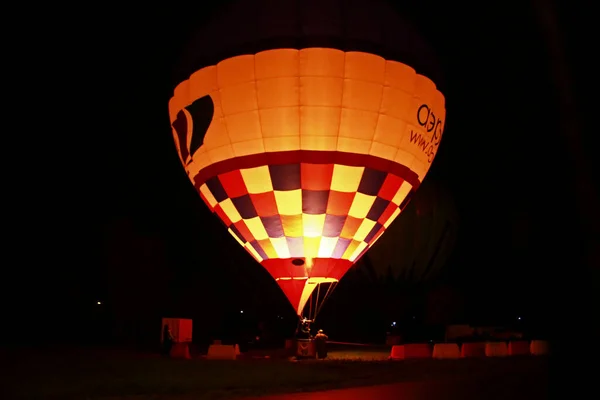 Καυτό Baloon Αέρα Αρχίζουν Πετούν Στον Ουρανό Βράδυ — Φωτογραφία Αρχείου