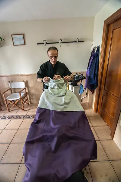Barber Applies Hot Water Cloth Face Client — Stock Photo, Image