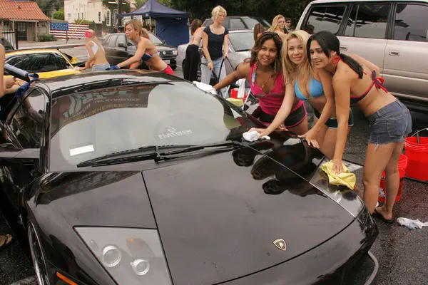 Celebrity Bikini Hurricane Relief Car Wash — Stock Photo, Image