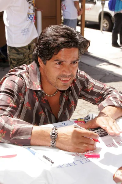 Hardy Hosts Katrina Relief Celebrity Autograph Session Event — Stock Photo, Image