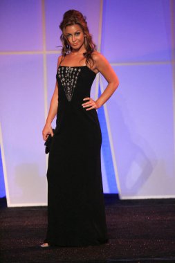 Vintage LA 2006 'da kadın modelliği Salvation Army Benefiting Alegria tarafından sunuluyor, Camille Jumelle ve Line Couture Junkie' nin moda şovu. Globe Tiyatrosu, Universal Stüdyoları, Universal City, CA 09-19-06