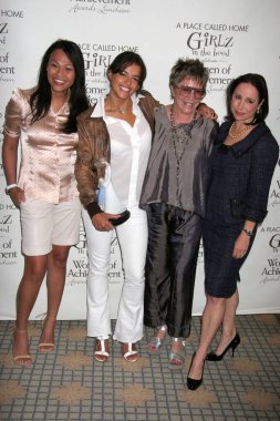 Cassandra Hepburn ve Michelle Rodriguez Deborah Constance ve Dr. Ava T. Shamban ile birlikte 