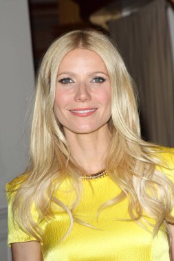 Gwyneth Paltrow, Beverly Hills, Kaliforniya 'daki Williams-Sonoma' da babamın kızı için imza gününde. 21 Nisan 2011