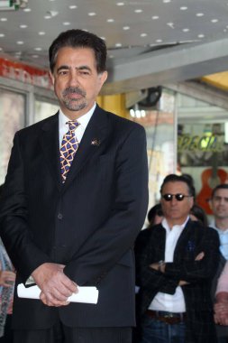  Joe Mantegna Hollywood Şöhret Yolu 'nda bir yıldızla onurlandırıldı. 