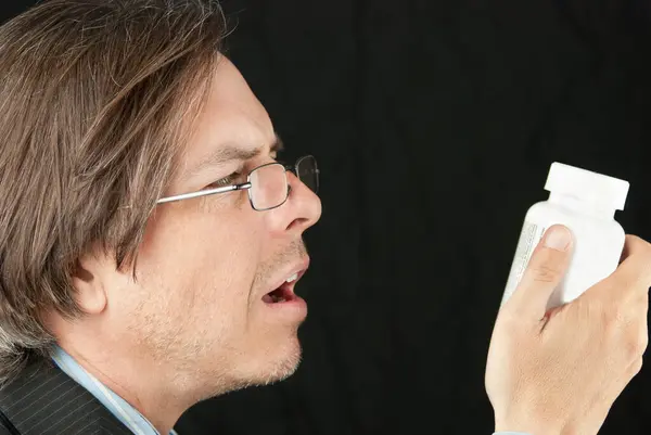 Zwyczajny Biznesmen Noszący Okulary Czytania Próbujący Odczytać Pigułkę — Zdjęcie stockowe