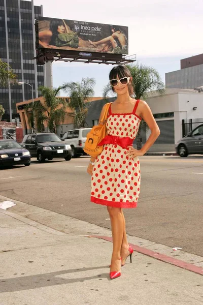 白玲出现在她的广告牌前的街道上 即将推出的真人秀节目 被星星缠住了 塞尔玛和卡文加的角落加州好莱坞 — 图库照片