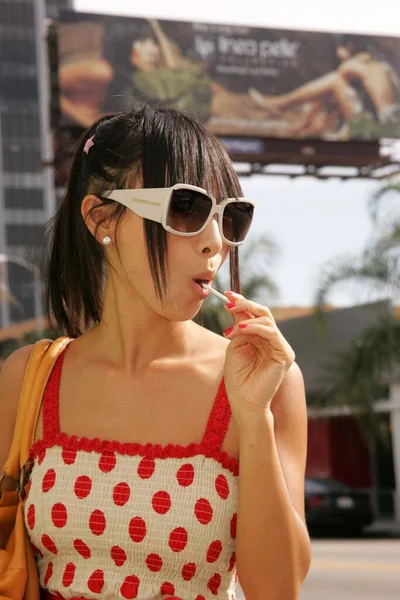 Bai Ling Polka Elbisesi Giyiyor Billboard Önündeki Lolipop Şekerli Aktris — Stok fotoğraf