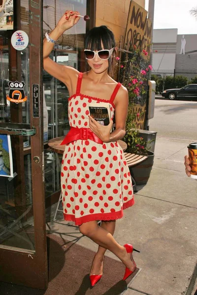 Bai Ling Polka Elbisesi Giyiyor Kamera Önünde Lolipop Şekeri Ile — Stok fotoğraf
