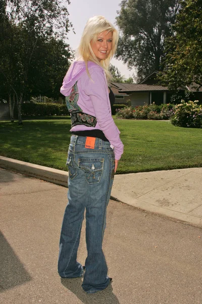 Tara Reid Φορώντας Τζιν Tag Στο Πλατό Του Senior Skip — Φωτογραφία Αρχείου