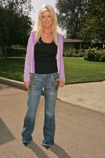 Tara Reid Draagt Tag Jeans Set Van Senior Skip Day — Stockfoto