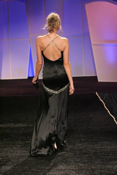 Woman Modeling Vintage 2006 Presented Salvation Army Benefiting Alegria Fashion — Stock fotografie