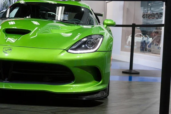 绿色2014道奇Srt毒蛇车 2014年1月26日在底特律举行的北美国际车展 豪华轿车展览 — 图库照片