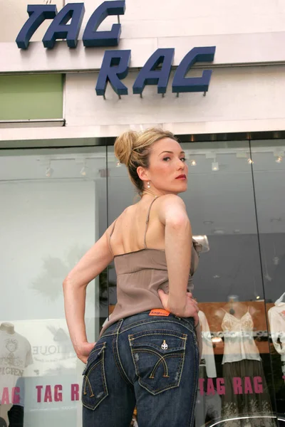 Lily Hearst穿着Gold Hawk和Tag Jeans在Tag Rag精品店的服装 — 图库照片