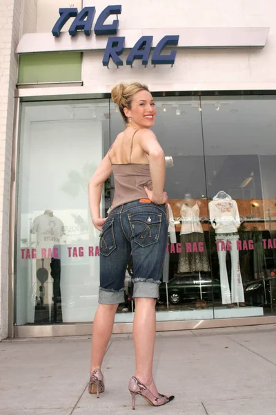Lily Hearst穿着Gold Hawk和Tag Jeans在Tag Rag精品店的服装 — 图库照片