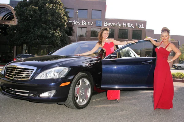Tabitha Taylor Com Alicia Arden Sessão Fotos Visualização Para Mercedes — Fotografia de Stock