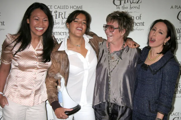 Cassandra Hepburn和Michelle Rodriguez与Deborah Constance和Ava Shamban博士在一个叫做家的地方举办的 兜帽女郎 颁奖典礼上的发言 — 图库照片
