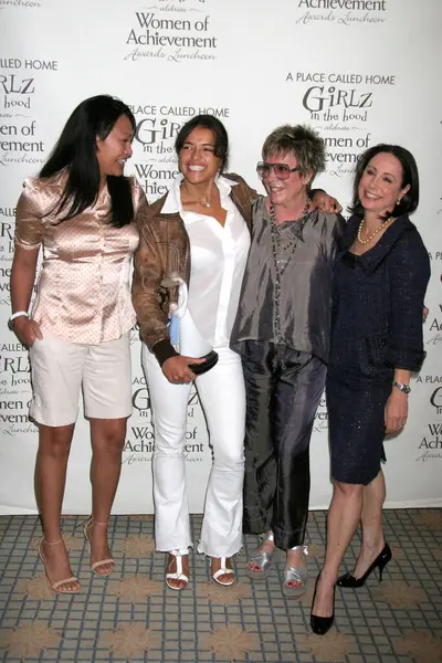 Cassandra Hepburn和Michelle Rodriguez与Deborah Constance和Ava Shamban博士在一个叫做家的地方举办的 兜帽女郎 颁奖典礼上的发言 — 图库照片