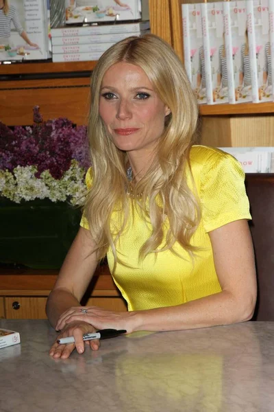 Gwyneth Paltrow Een Signeersessie Voor Father Daughter Williams Sonoma Beverly — Stockfoto