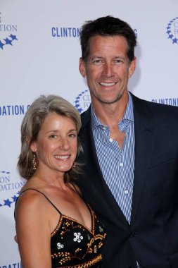 James Denton ve eşi Clinton Vakfı Galasında 