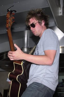 Howie Day sahnede oynuyor.