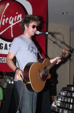 Howie Day sahnede oynuyor.