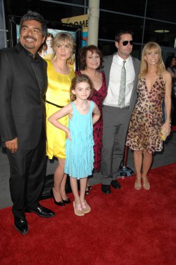 George Lopez, Radha Mitchell, Adriana Barraza, Luke Wilson, Cheryl Hines ve Morgan Lily 