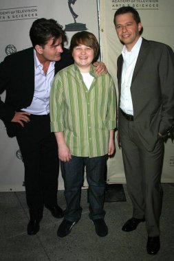Charlie Sheen ile Angus T. Jones ve Jon Cryer.