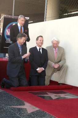 Joel Schumacher ve Leron Gubler Kiefer Sutherland ve Donald Sutherland ile