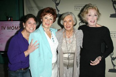 Erin Moran ve Marion Ross Holland Taylor ve Cloris Leachman ile birlikte CA, ABD 'deki halka açık etkinlikte.