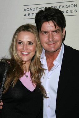 Brooke Mueller ve Charlie Sheen, Televizyon Sanatları ve Bilimleri Akademisi tarafından sunulan 