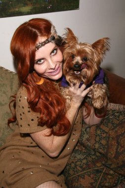 Phoebe Price ve kamera önünde poz veren köpek yavrusu. Özel Konum, Los Angeles, CA 