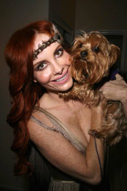 Phoebe Price ve kamera önünde poz veren köpek yavrusu. Özel Konum, Los Angeles, CA 