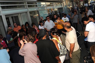 New York, New York - 10 Mayıs: İnsanlar New York 'ta New York' ta yürür 11 Mayıs 'ta