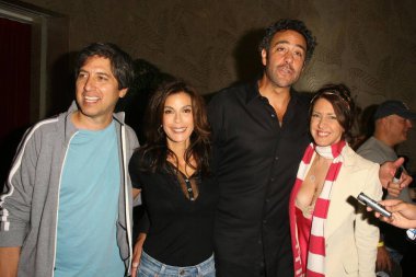 Ray Romano ve Teri Hatcher Brad Garrett ve Joely Fisher ile