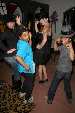 Sabrina Mitmayl ve Phoebe Price ile Darius Jackson ve Dmitri Jackson