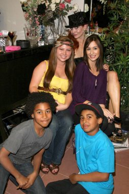 Phoebe Price ve Shelly Reynolds Darius Jackson ve Dmitri Jackson ile