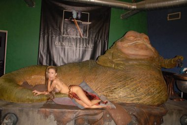 Burbank, ABD - 16 Temmuz 2010: Paula Labaredas Köle Leia günü turnesinde ve Jabba the Hutt ile fotoğraf çekiminde LeiasMetalBikini.com ve CelebrityCosplay.com, Gentle Giant Studios, Burbank, CA
