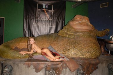 Burbank, ABD - 16 Temmuz 2010: Paula Labaredas Köle Leia günü turnesinde ve Jabba the Hutt ile fotoğraf çekiminde LeiasMetalBikini.com ve CelebrityCosplay.com, Gentle Giant Studios, Burbank, CA