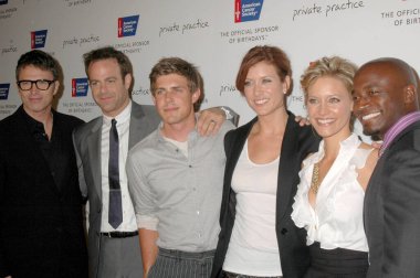 L-R Tim Daly, Paul Adelstein, Chris Lowell, Kate Walsh, KaDee Strickland ve Taye Diggsat ABC 'nin 