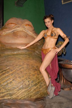 Alicia Arden, Köle Leia günü turnesinde Jabba the Hutt, Gentle Giant Stüdyoları, Burbank, CA ile fotoğraf çekimi yapıyor. 07-16-10