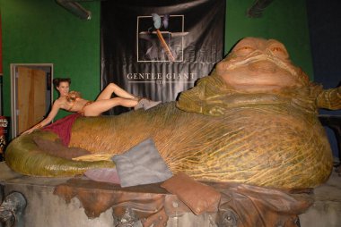 Alicia Arden, Köle Leia günü turnesinde Jabba the Hutt, Gentle Giant Stüdyoları, Burbank, CA ile fotoğraf çekimi yapıyor. 07-16-10