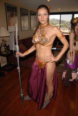 Adrianne Curry, Slave Leia kostümü giyip kameraya poz veriyor. Nazik Dev Stüdyoları, Burbank, CA