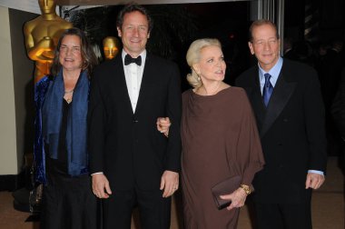 Leslie Bogart, Sam Robards, Lauren Bacall ve Stephen Bogart 2009 Vali Ödülleri 'nde Sinema Sanatları ve Bilimleri Akademisi, Hollywood ve Highland Center Grand Ballroom tarafından sunulmuştur. 11-14-09