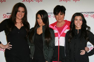 Khloe Kardashian, Kim Kardashian, Kris Jenner ve Kourtney Kardashian, Kim Kardashian ve Kris Jenner, Beverly Wilshire, Beverly Hills, CA ile bir Küresel Ortaklık duyurusunda bulundular. 11-22-10